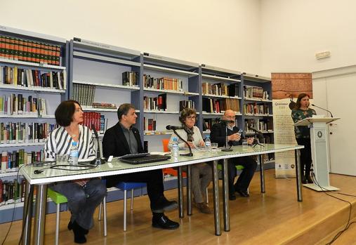 Mesa redonda en la biblioteca para hablar del padre Juan Martín de Nicolás