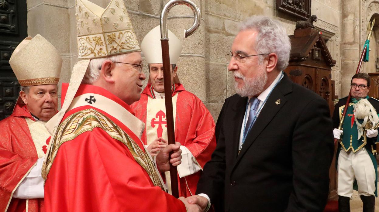 El presidente del Parlamento, MIguel Santalices, saluda al arzobispo de Santiago, Julián Barrio