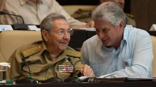 Miguel Díaz Canel junto a su predecesor en el cargo, Raúl Castro