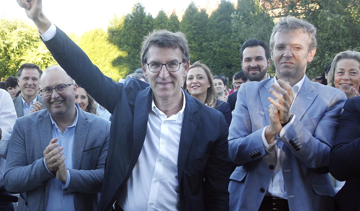 Feijóo, arropado por Tellado y Rueda, tras desvelar su continuidad en Galicia