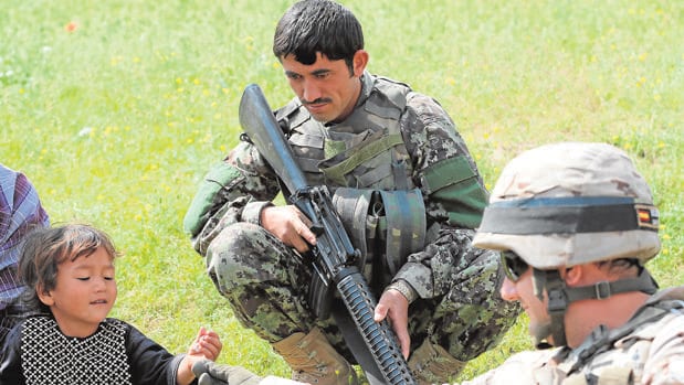 Un militar español da un juguete a un niño en Afganistán