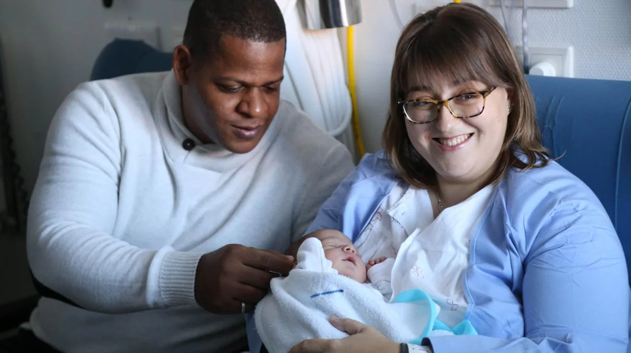 Sonia y Julio, junto a su hijo Javier , que ha sido el primer segoviano que ha nacido en 2019