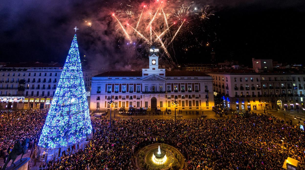 Miles de personas reciben el 2019 frente al reloj de la Real Casa de Correos iluminado por fuegos artificiales