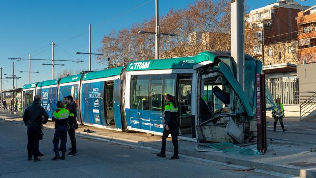 Cuatro heridos, uno de ellos grave, en el accidente de un tranvía en Barcelona