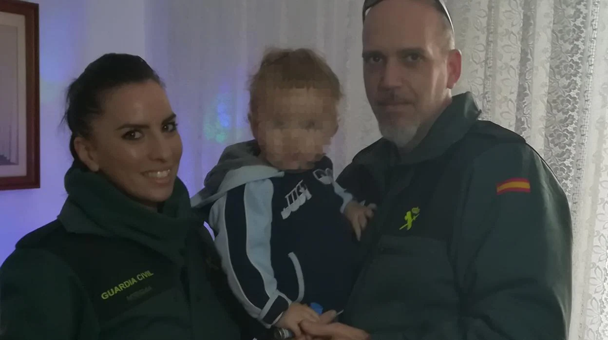 Los dos agentes de la Guardia Civil que salvaron la vida del bebé en Mareny de San Llorenç el 28 de diciembre