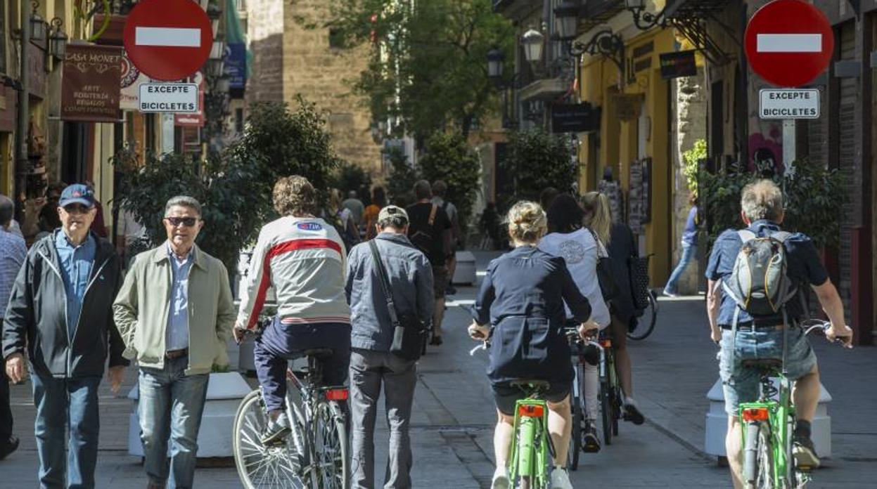 Transeúntes y ciclistas por el centro de Valencia