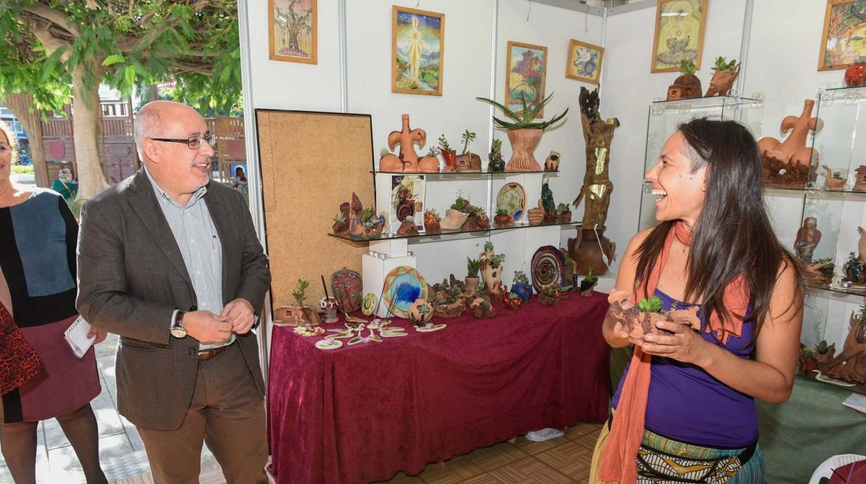 El presidente del Cabildo de Gran Canaria, Antonio Morales, con una emprendedora de artesanía este enero de 2019