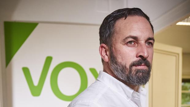 Abascal amenaza con no apoyar la investidura de Juanma Moreno ante el «desprecio» de PP y Cs