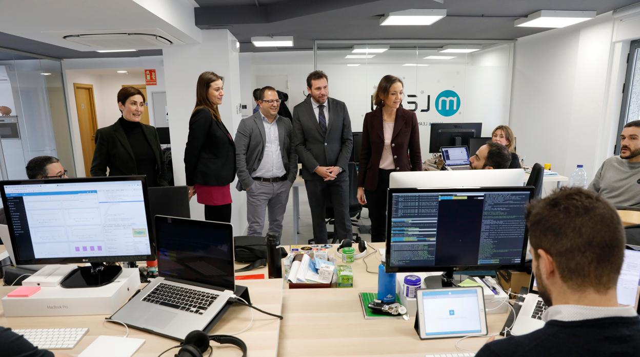 La ministra Reyes Maroto, durante la visita a la empresa Mobile Lane en Valladolid