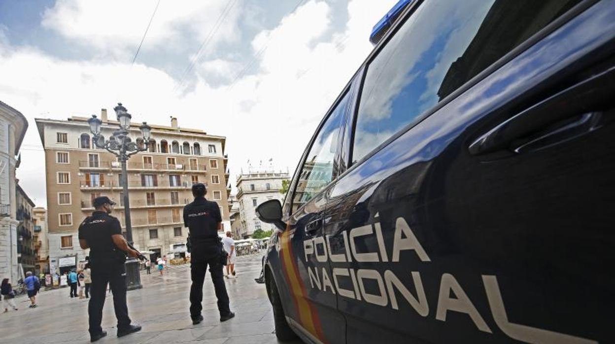 Policías nacionales patrullando en Valencia