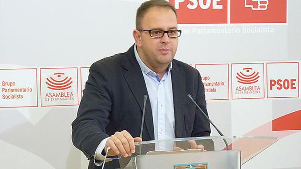 El alcalde de Mérida: «Yo no recibo un Consejo de Ministros con los trenes averiados»