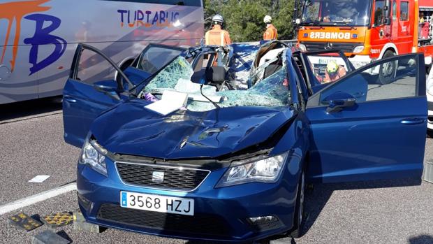 Hospitalizada una familia al aplastar su coche una rueda que saltó de un camión en la autovía