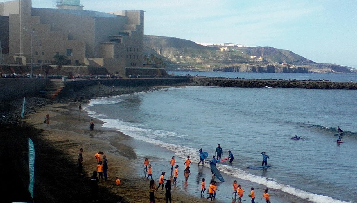 Los más pequeños de Canarias aprenden a surfear a la espera del Día de Reyes