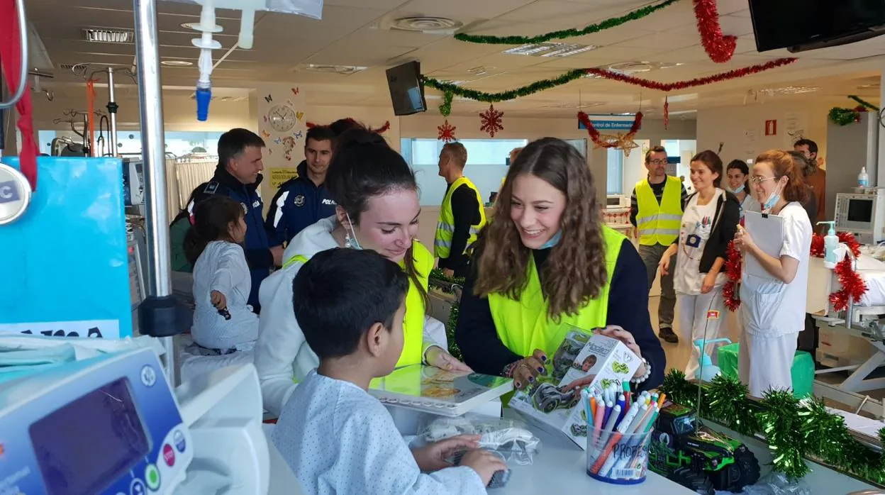 Agentes de Policía Municipal hacen entrega de los regalos a los niños ingresados