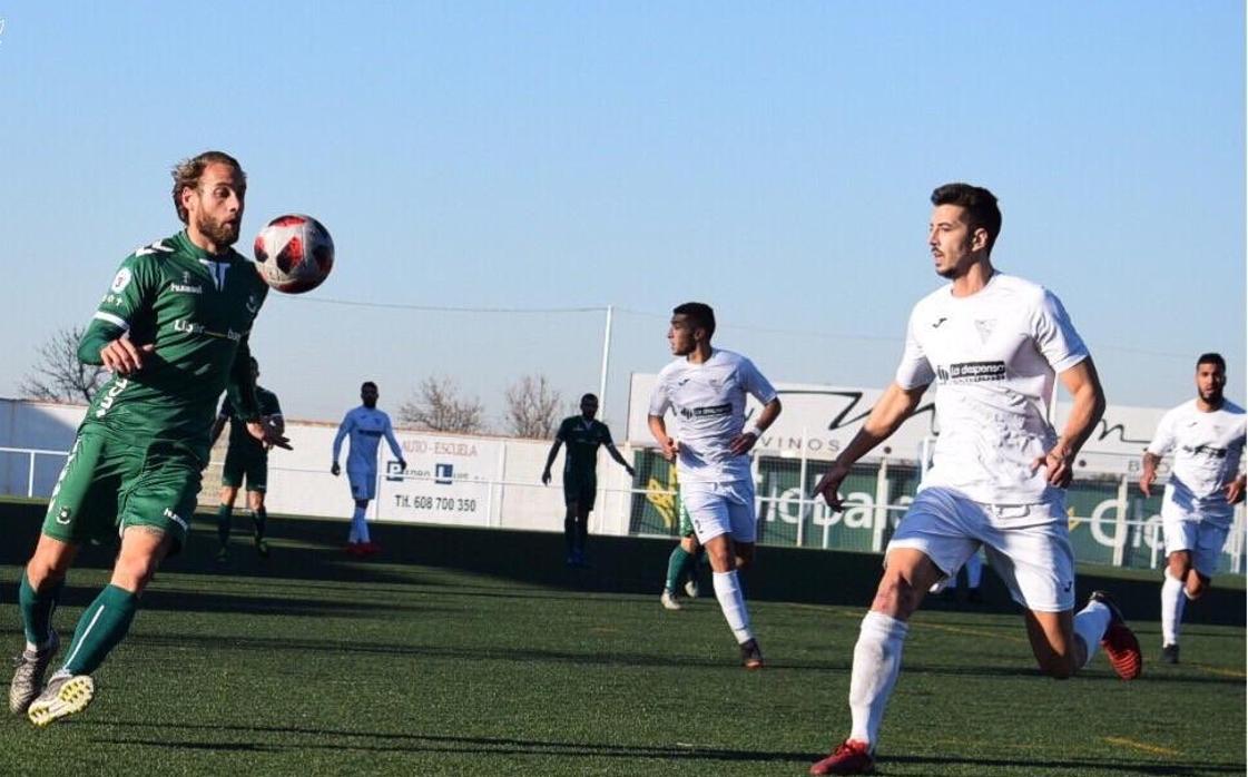 Rubén Moreno controla un balón ante el acoso de Fernando Loaísa