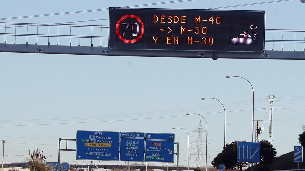 Panel informativo que indica la limitación de velocidad