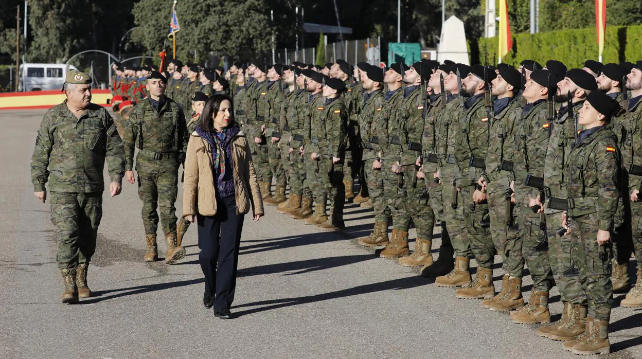 La ministra de Defensa, Margarita Robles, durante la visita a la base militar de Cerro Muriano, en Córdoba, el pasado noviembre