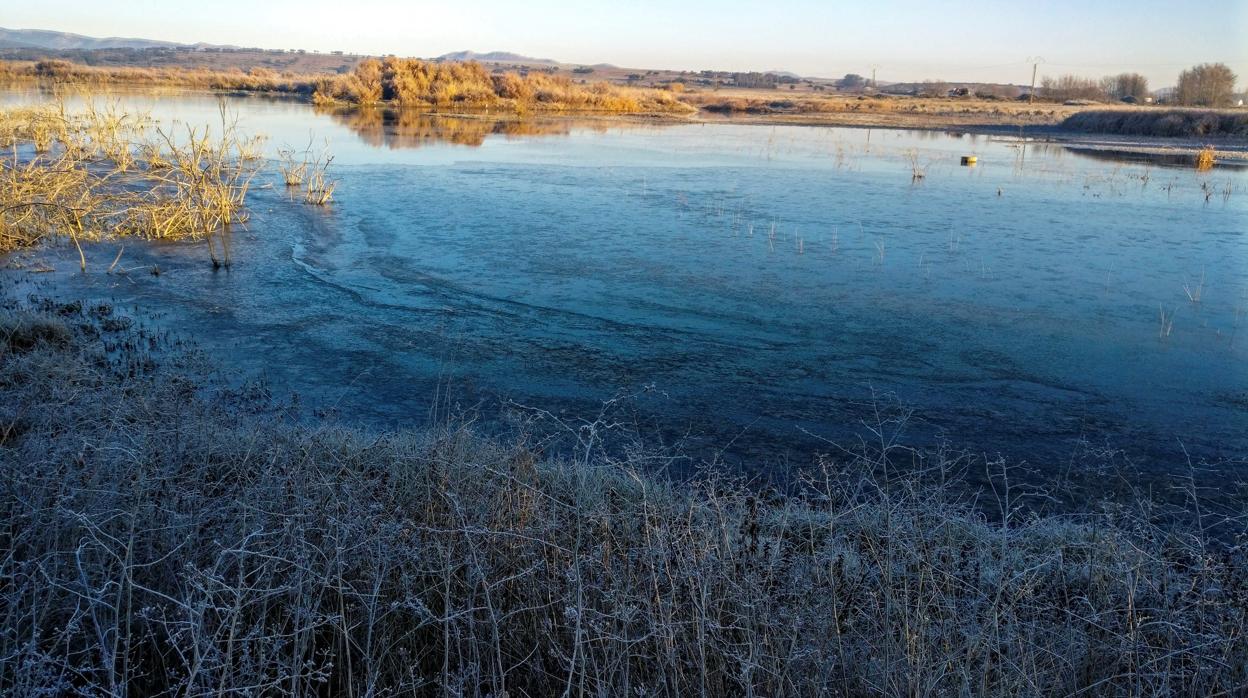 Pantano de El Vicario, en la provincia de Ciudad Real, con sus aguas helados