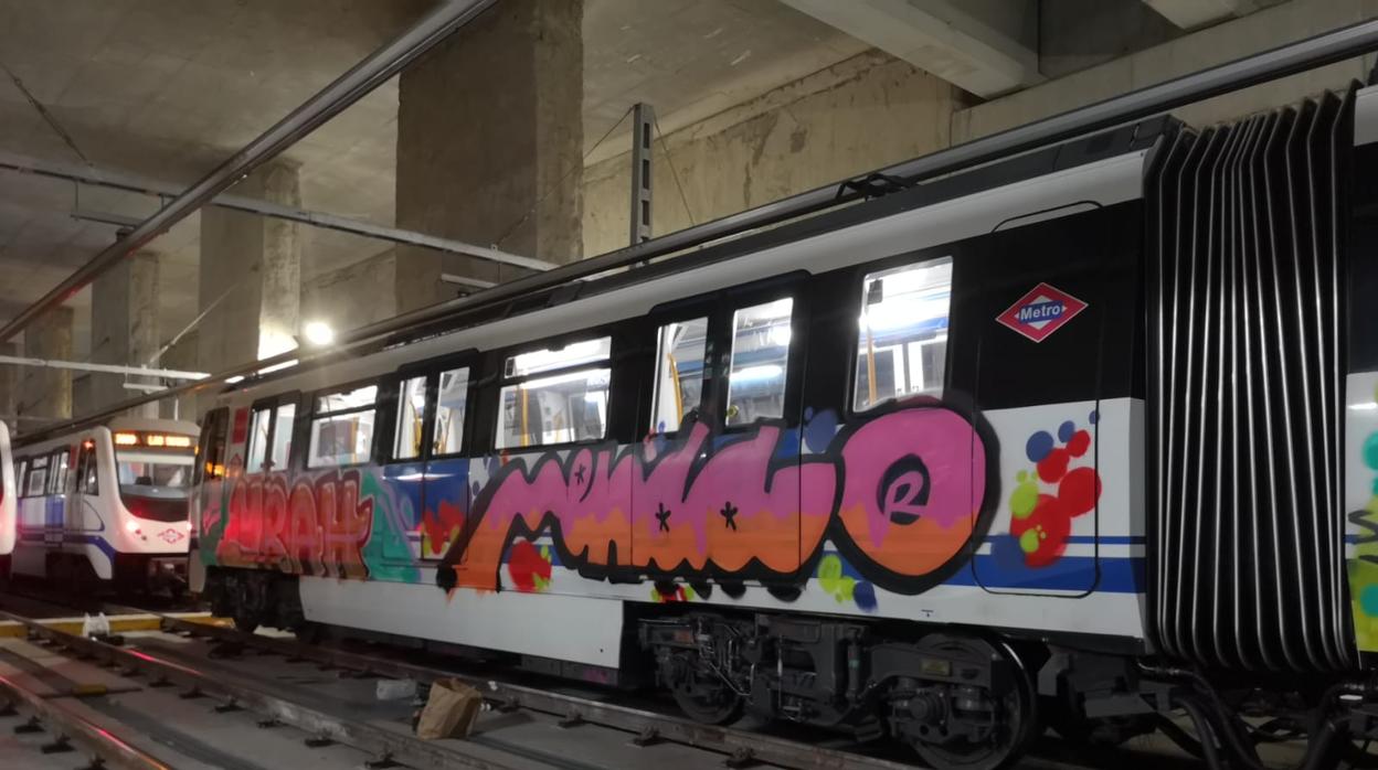 Un vagón de Metro de Madrid pintado por los grafiteros