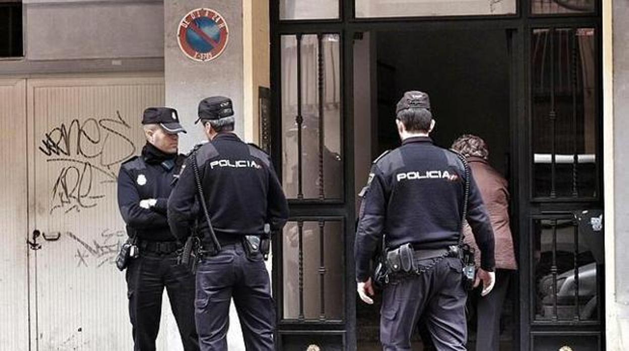 Imagen de archivo de unos agentes de la Policía Nacional en Valencia