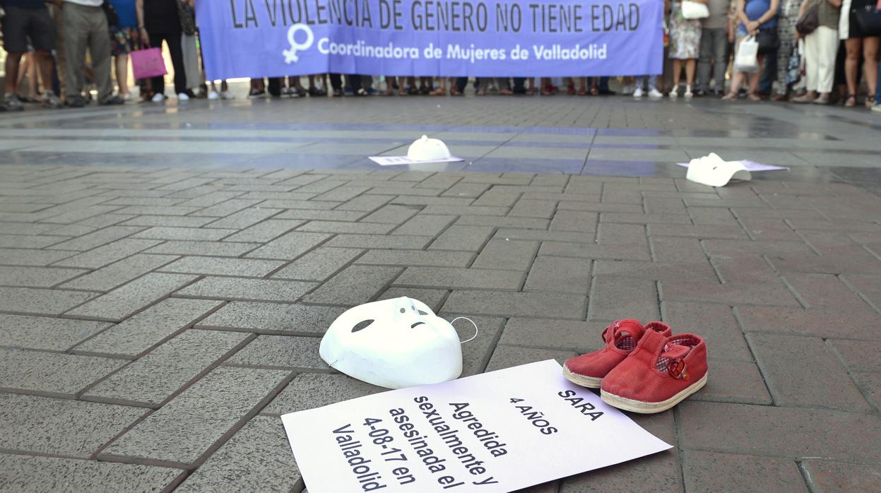 Recuerdo a la niña Sara en una concentración contra la violencia de género en Valladolid