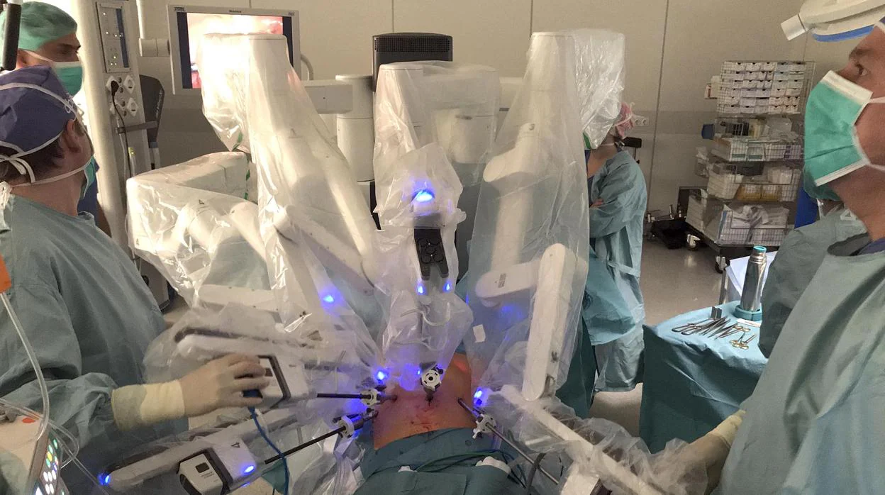 El robot Da Vinci durante una operación en el Hospital de Burgos
