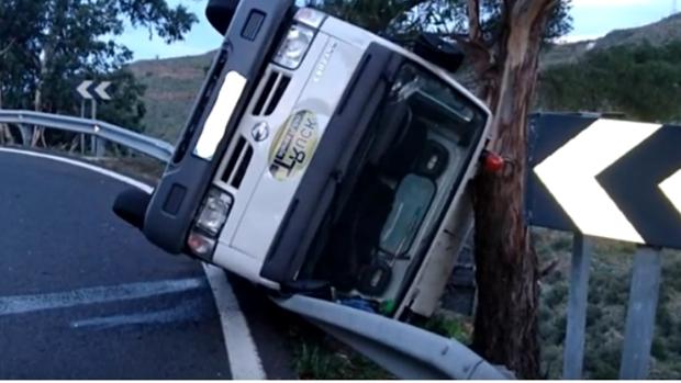 Vídeo: Así se captó el grave accidente de un vehículo industrial en Canarias