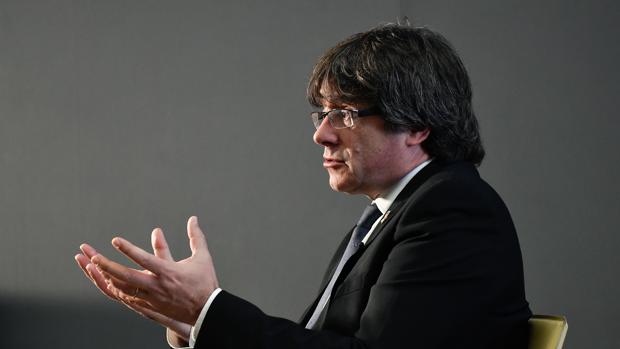 Puigdemont hace probar unos dulces a su seguridad por si estaban envenenados