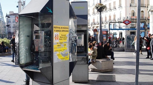 La ruina de las cabinas telefónicas en Madrid: un millón para menos de una llamada al día