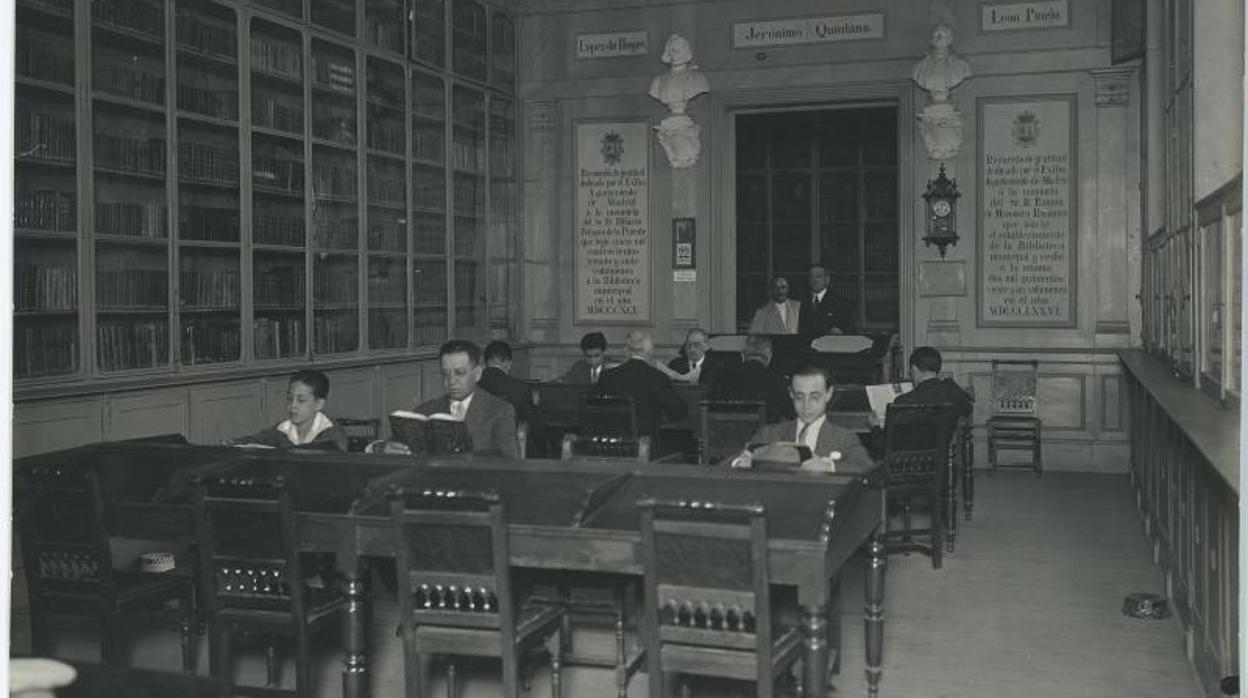 Sala de lectura en su anterior sede de la plaza de la Villa, en 1945