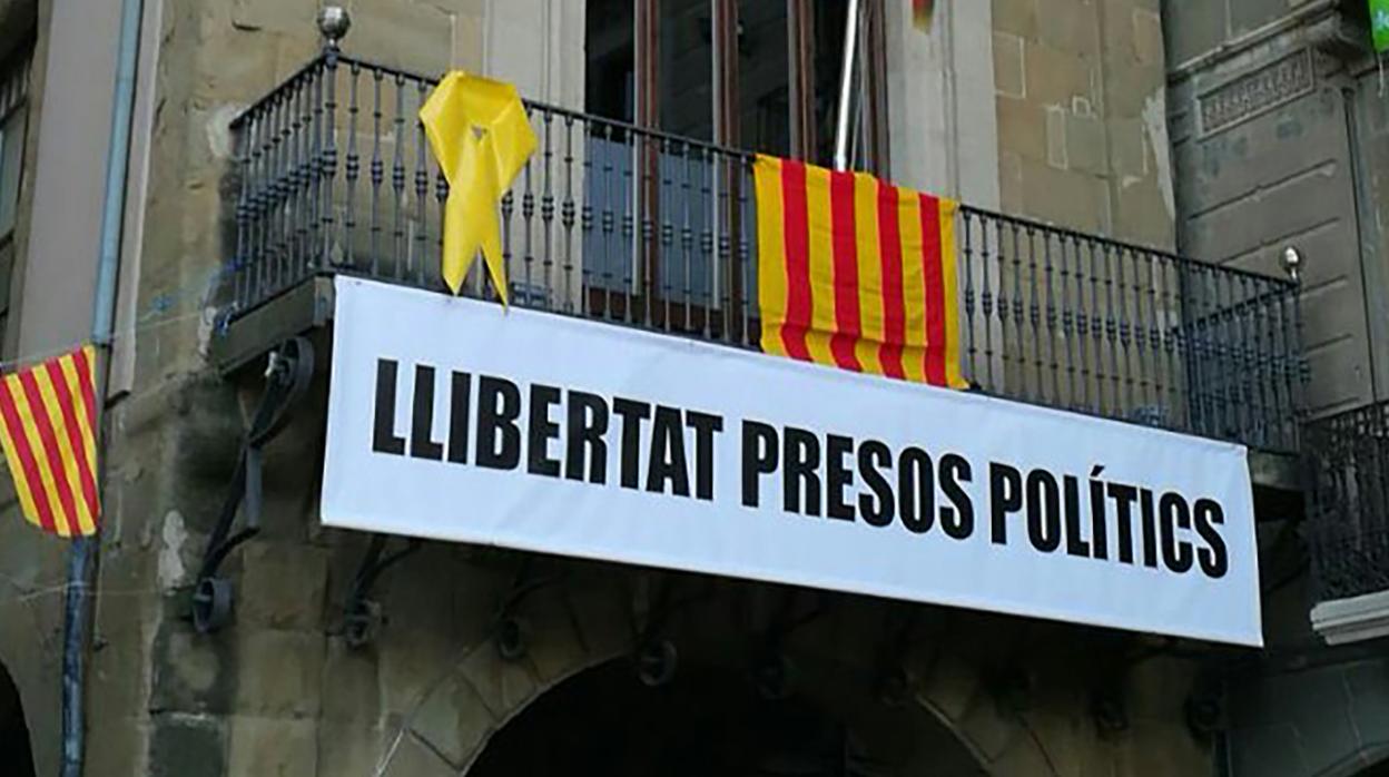 Pancarta de apoyo a los político encarcelados en el balcón del Ayuntamiento de Vic