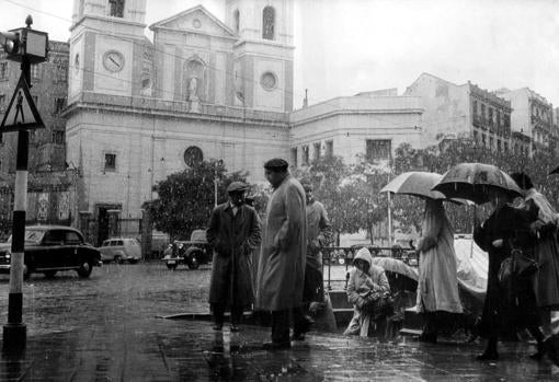 Salida del metro de Iglesia un día lluvioso de 1957