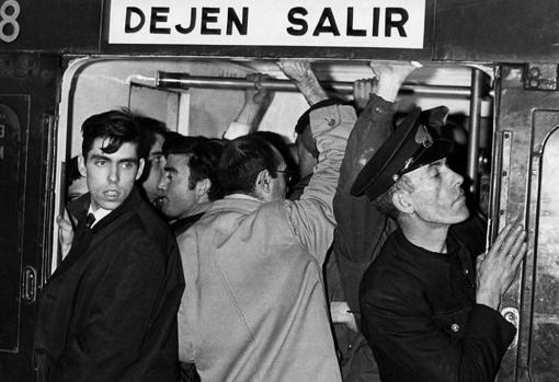 Indicación de «Dejen salir» en un vagón repleto en los años sesenta