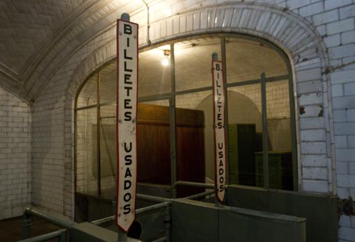 Tornos de entrada a la estación fantasma de Chamberí