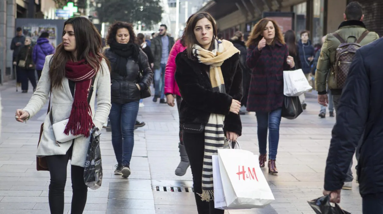 Varias mujeres con bolsas de comercios en el centro de Madrid