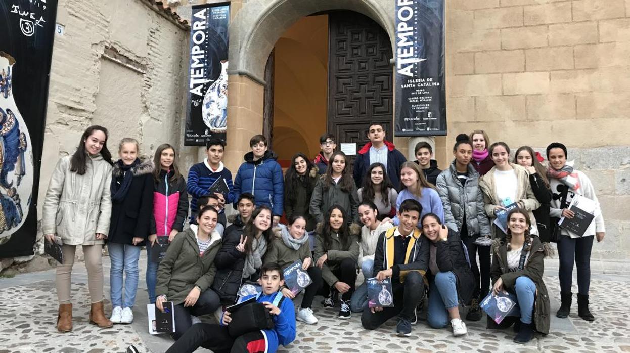 Estudiantes del «Gabriel Alonso de Herrera» posan a la entrada de una de las sedes de la exposición