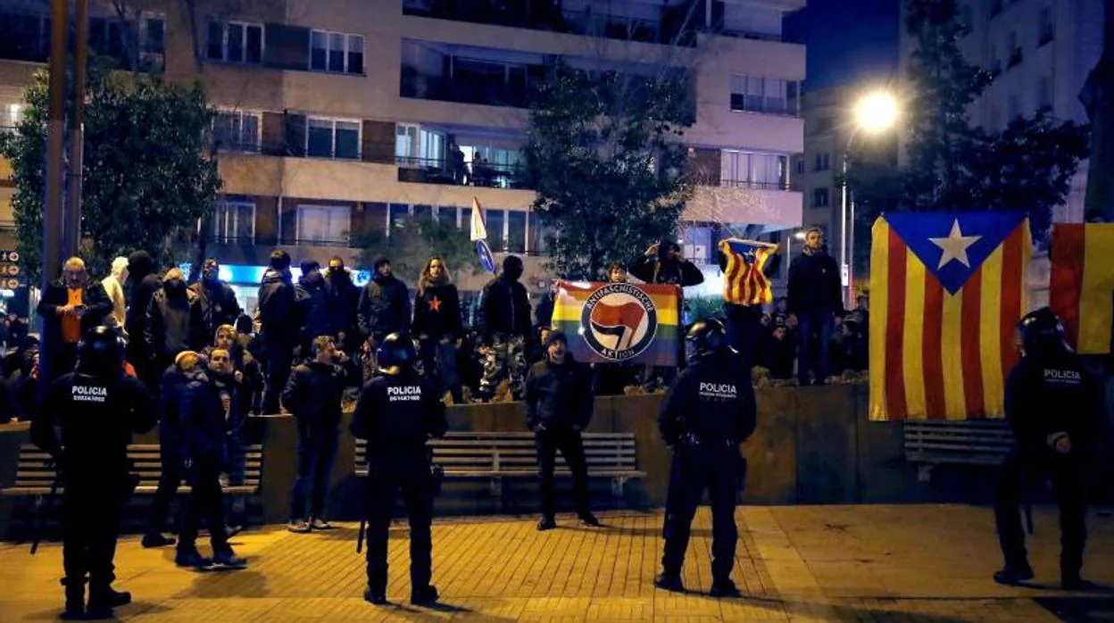 Unas 400 personas boicotearon ayer un acto de Vox en Barcelona