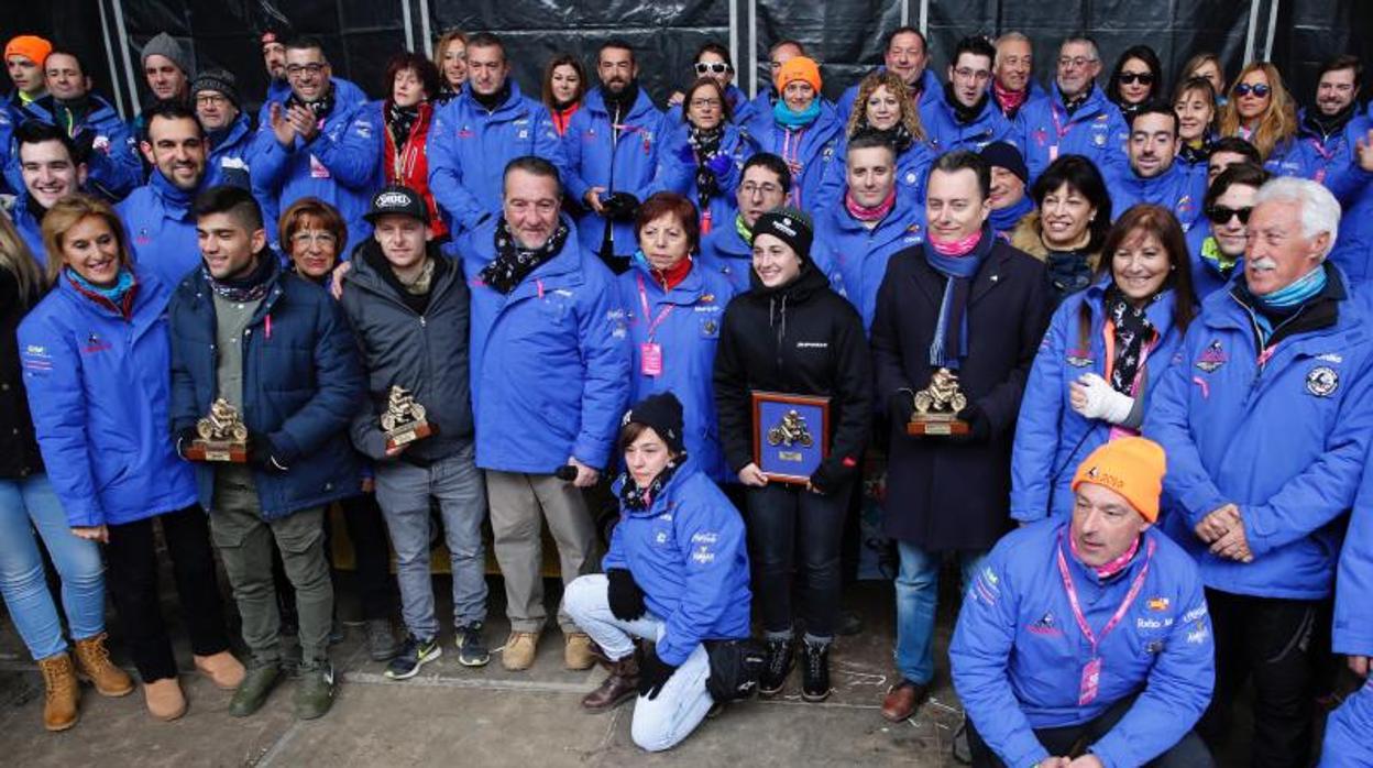 Los premiados, posan con el equipo de la organización tras el acto de clausura