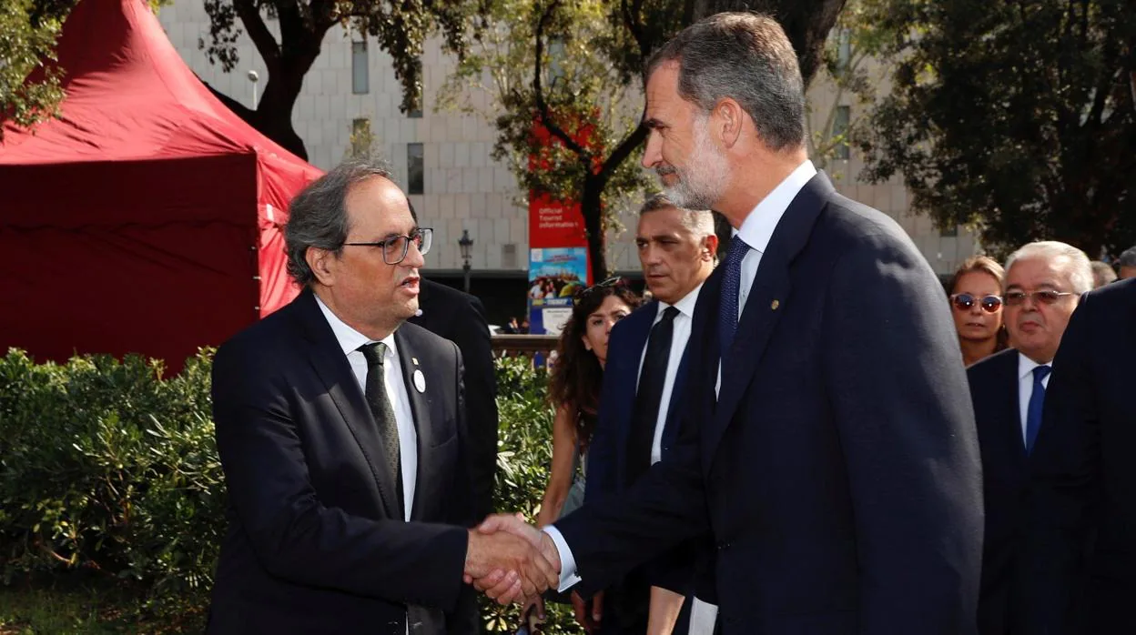 El Rey Felipe VI saluda al presidente de la Generalitat de Cataluña, Quim Torra, en el aniversario de los atentados de Barcelona