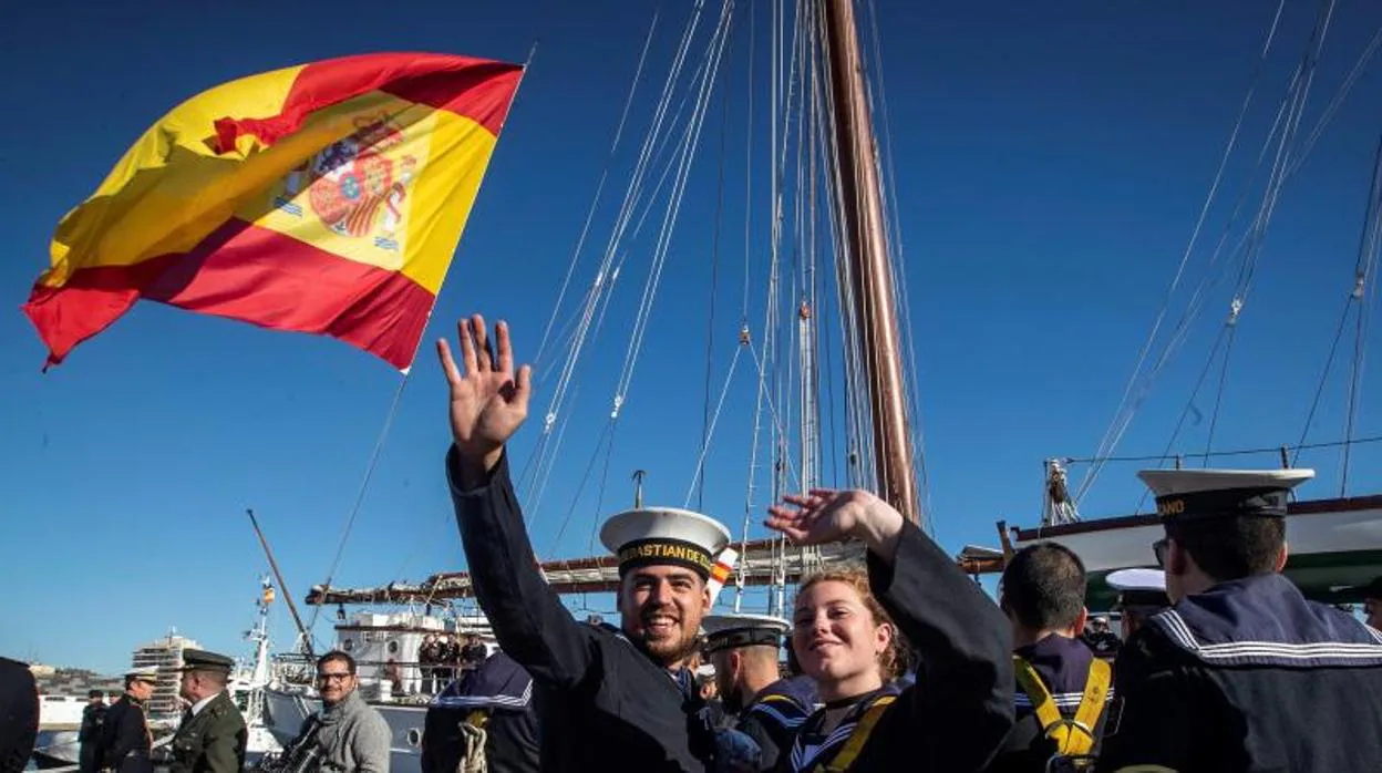 El buque-escuela Juan Sebastián de Elcano, en el puerto de Cádiz, ayer antes de su partida