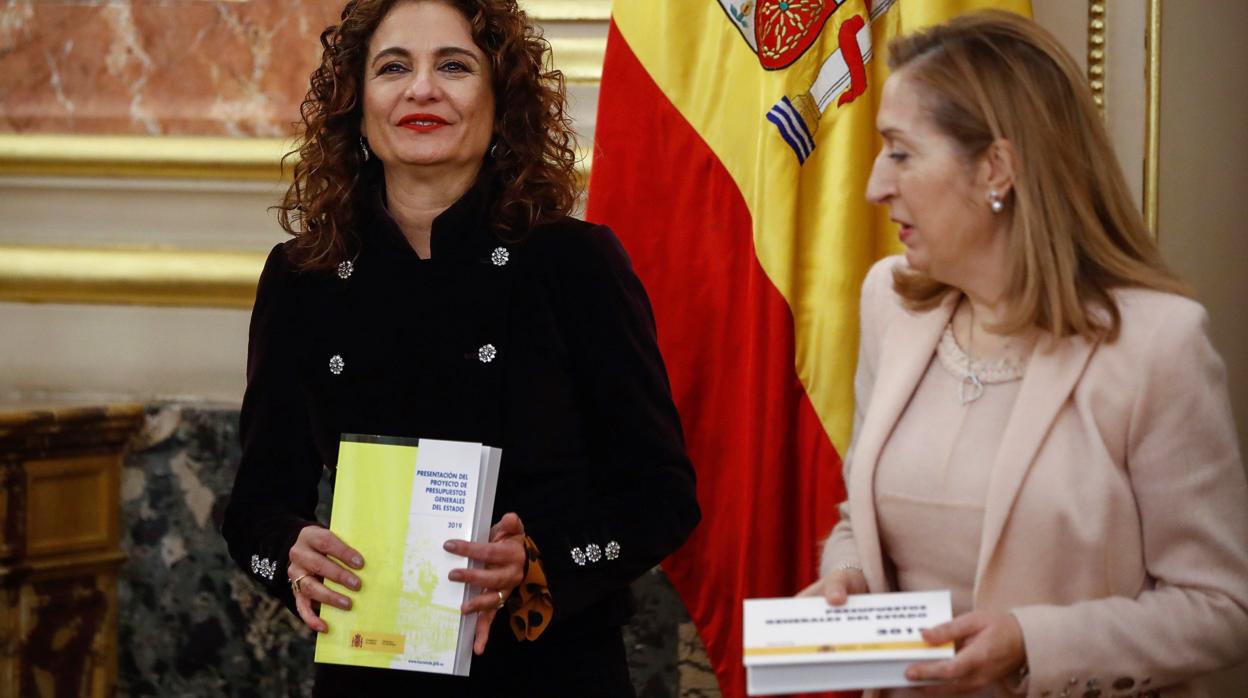 La ministra de Hacienda, María Jesús Montero (i), hace entrega a la presidenta del Congreso de los Diputados, Ana Pastor (d), el Proyecto de Presupuestos Generales del Estado para 2019