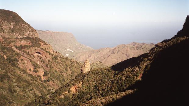 Muere una senderista al precipitarse por un barranco en La Gomera