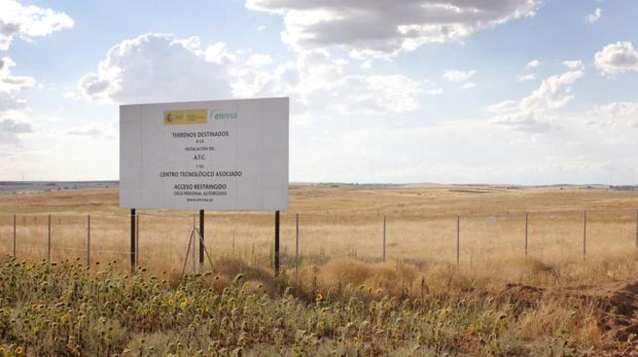 Cartel y terreno donde se iba a ubicar el almacén de residuos nucleares en Villar de Cañas (Cuenca)