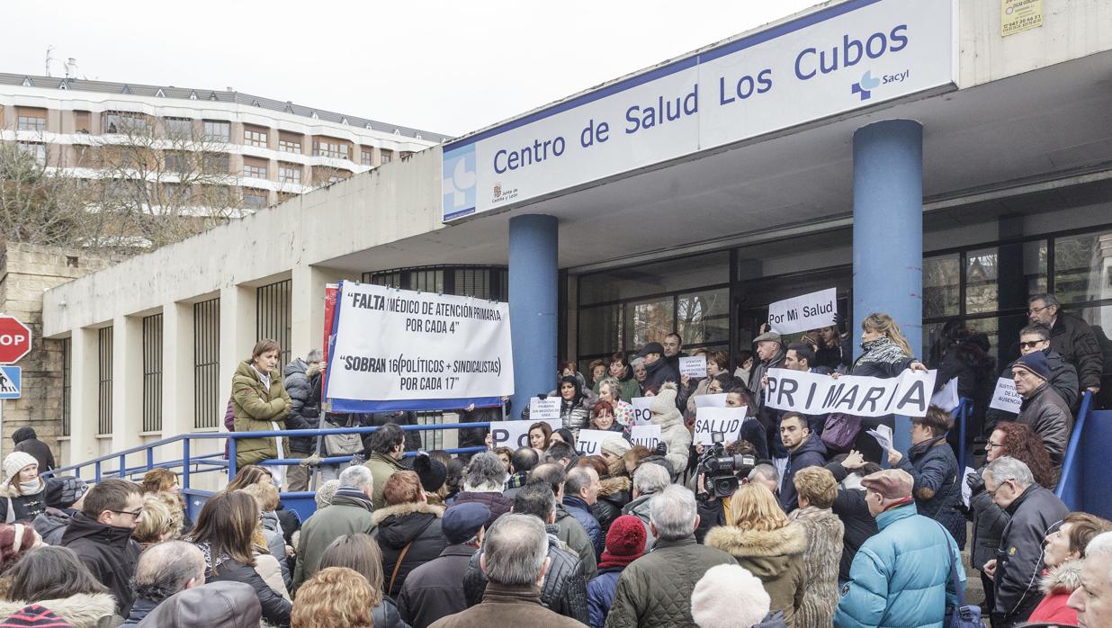 Protesta en el centro de salud de ‘Los Cubos’ por la renuncia de tres de sus doctoras