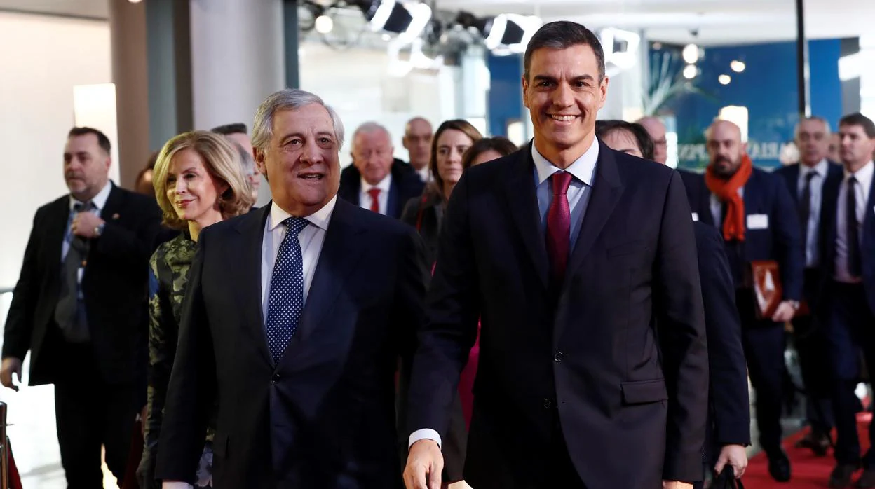 El presidente del Gobierno, Pedro Sánchez, junto al presidente del Parlamento Europeo, Antonio Tajani