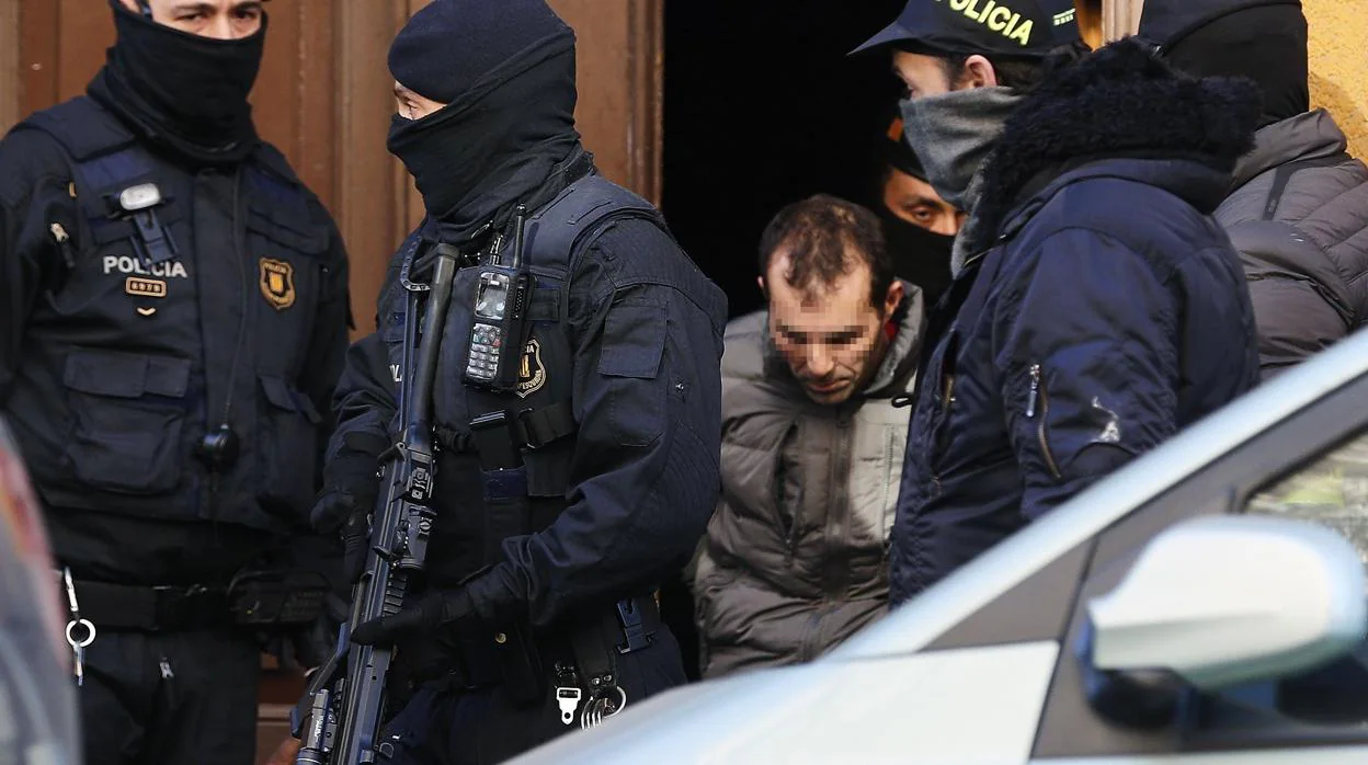 Uno de los supuestos yihadistas detenidos ayer durante la operación desarrollada en Barcelona e Igualada