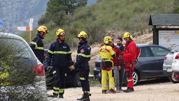 Los Bomberos rescatan a un cachorro que llevaba varios días en un pozo en Sax