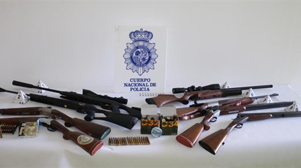 Algunas de las escopetas utilizadas por el autor de los disparos