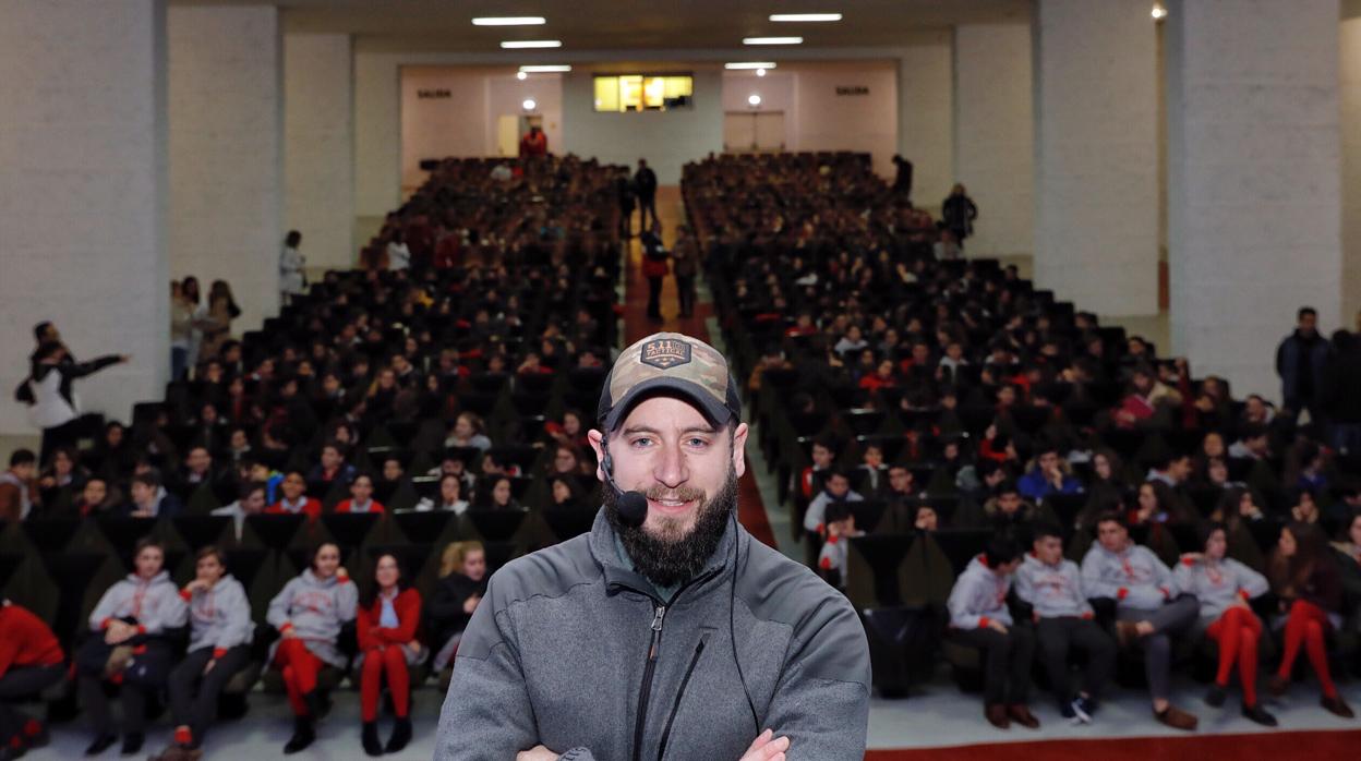 Diego Cortijo, ante los estudiantes del Colegio San Agustín de Valladolid para los que relató parte de sus viajes