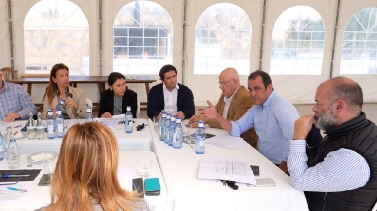 El consejero de Turismo de Fuerteventura, Blas Acosta (PSOE), coordina una reunión sobre Fitur 2019